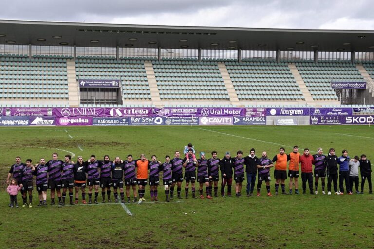 Equipo del Silicius Palencia Rugby Club en el campo tras una victoria