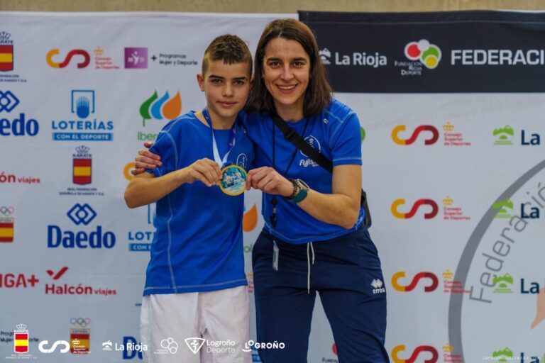 Oliver Medina Laso con medalla en campeonato de karate