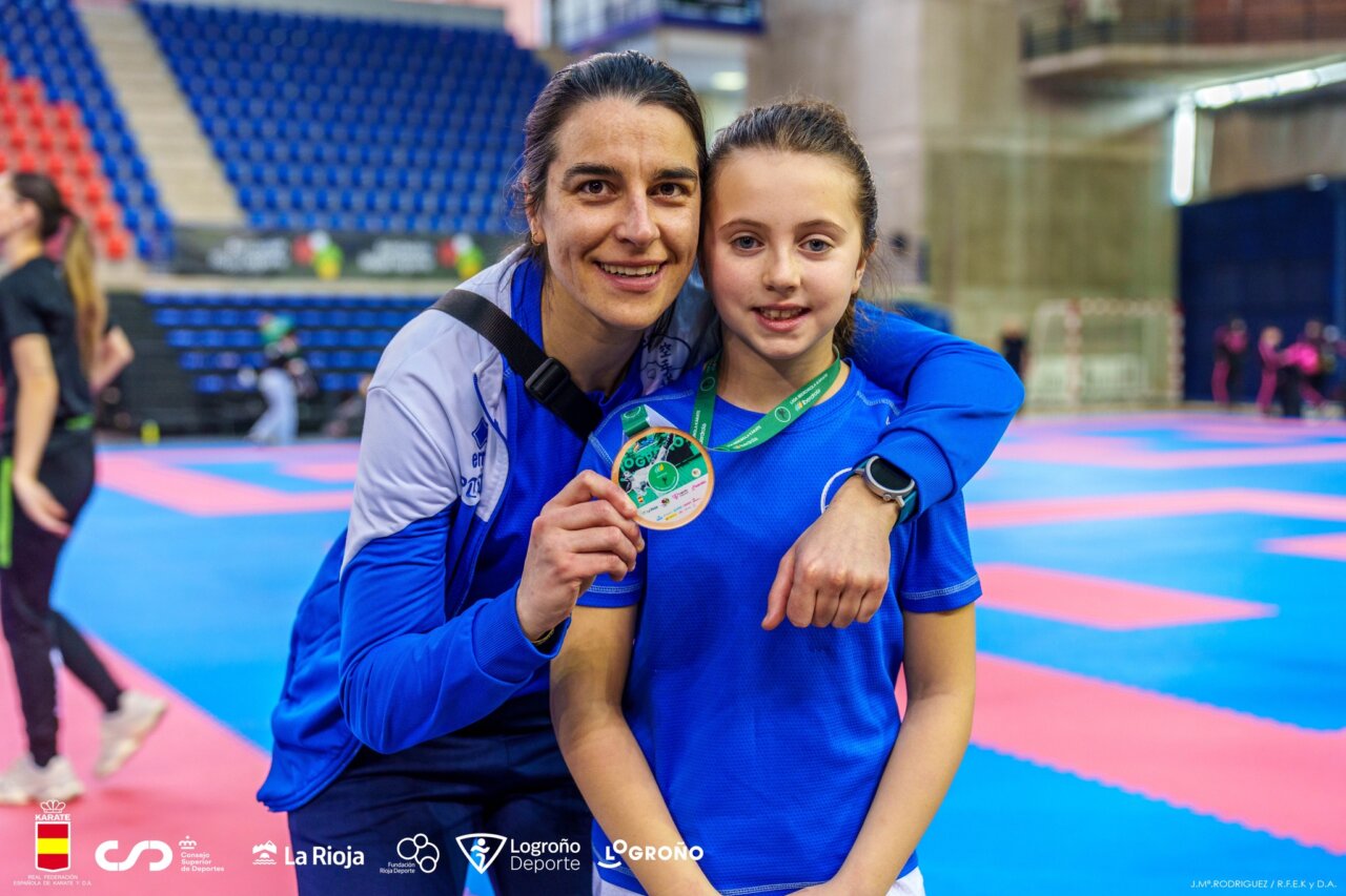 Ainhoa Santos Molina junto a Lourdes Posadas.