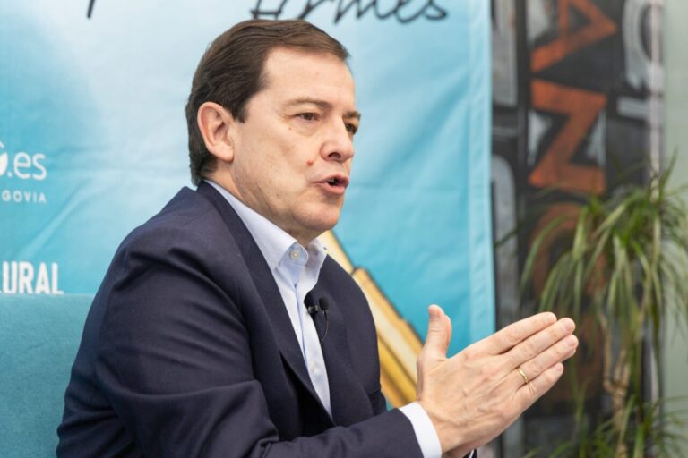 Alfonso Fernández Mañueco hablando durante una entrevista en iMEDIAcyl