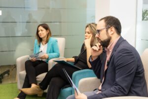 Alfonso Fernández Mañueco durante una entrevista en iMEDIAcyl con otros participantes.