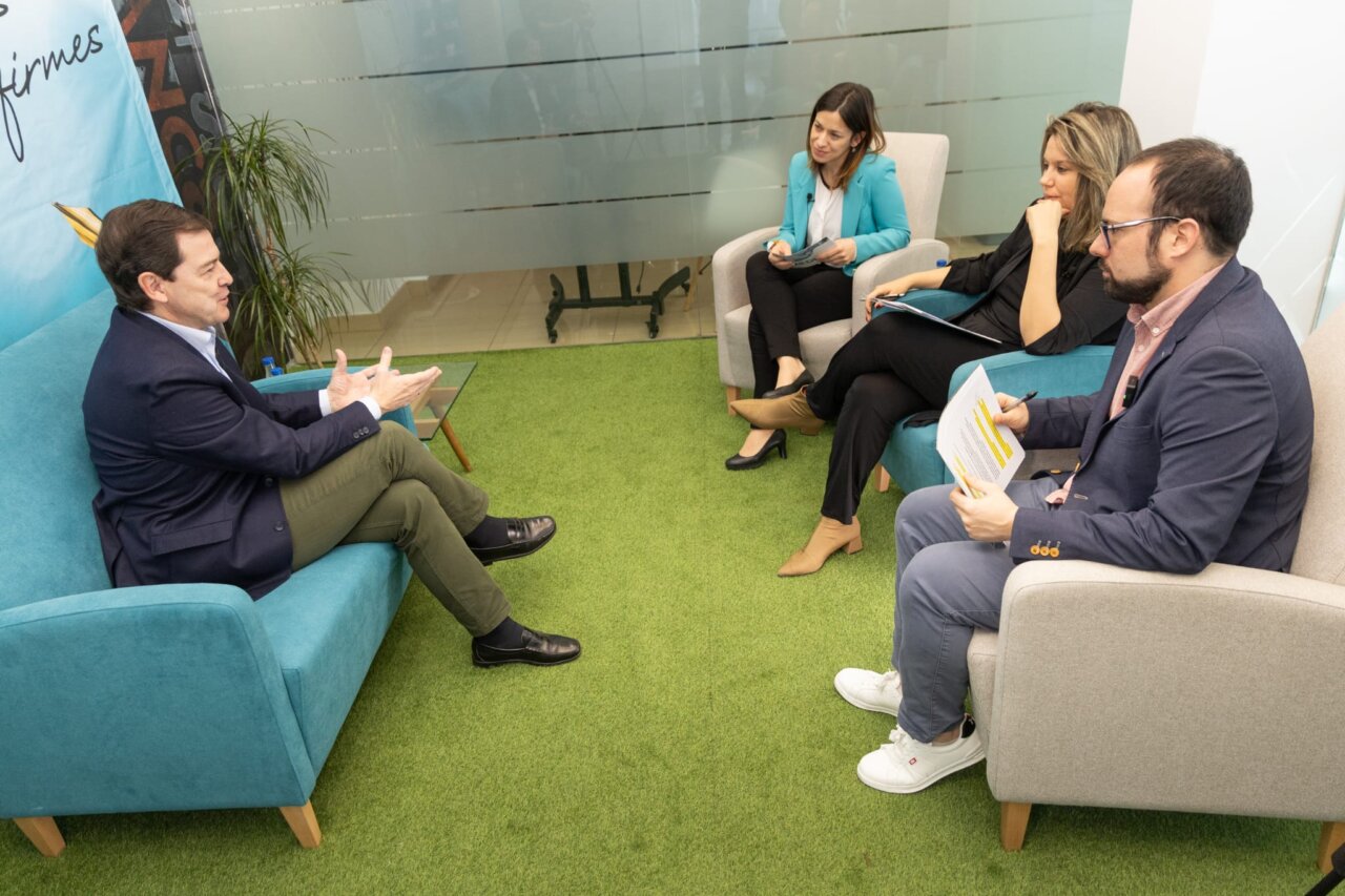 Alfonso Fernández Mañueco durante una entrevista en iMEDIAcyl con varios periodistas.