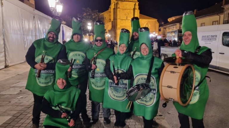 Grupo de personas disfrazadas de botellas en el Carnaval de la Galleta
