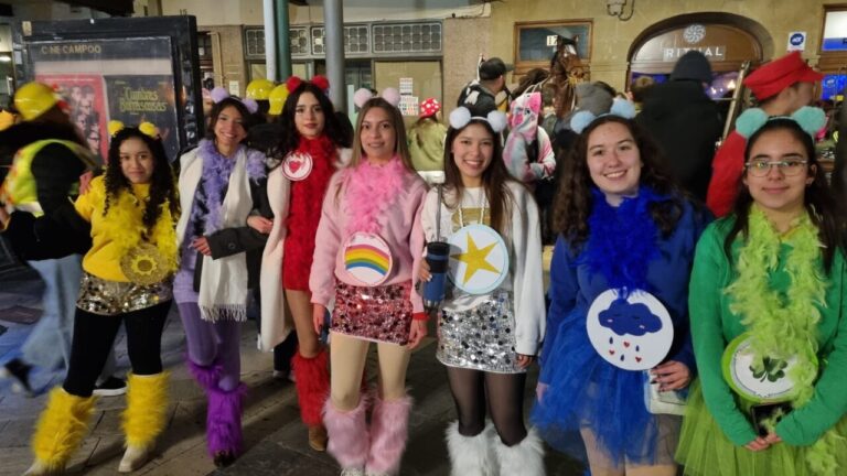 Grupo de jóvenes disfrazados en el Carnaval de la Galleta 2026