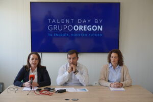 Presentación del Premio Talento Palencia por Grupo Oregón con tres personas en una mesa