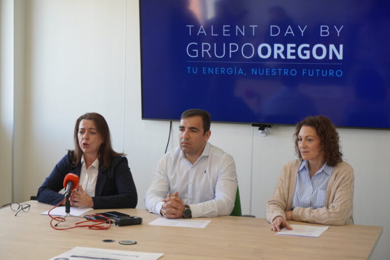 Presentación del Premio Talento Palencia por Grupo Oregón en una mesa de trabajo