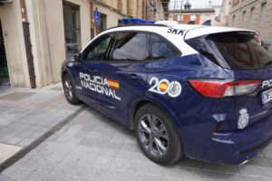 Vehículo de la Policía Nacional en una calle de Palencia