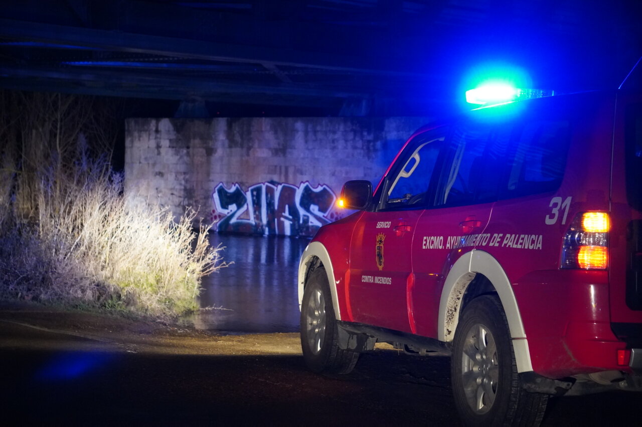 Vehículo de bomberos en la orilla del río Carrión en Palencia