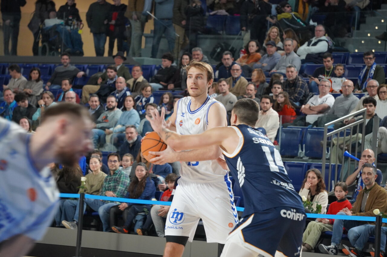 Jugadores de baloncesto en un partido entre Oviedo y Palencia