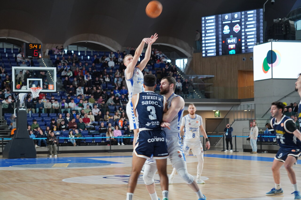 Jugadores de baloncesto en acción durante un partido en Oviedo.