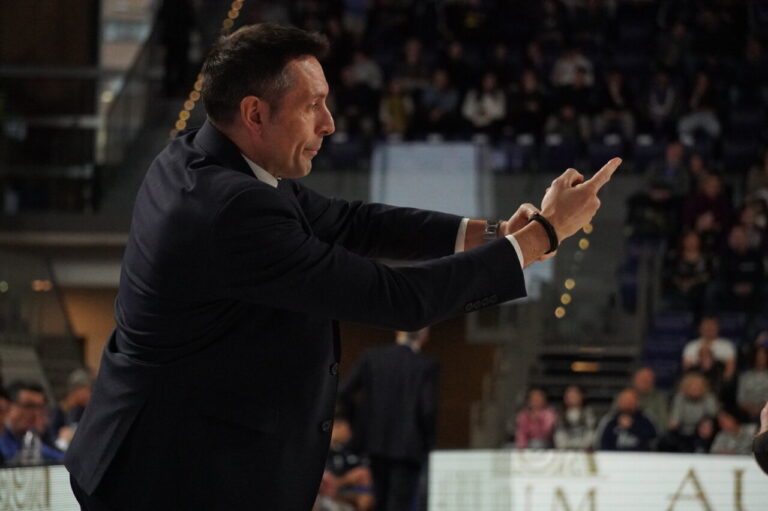 Entrenador dirigiendo al equipo durante un partido de baloncesto
