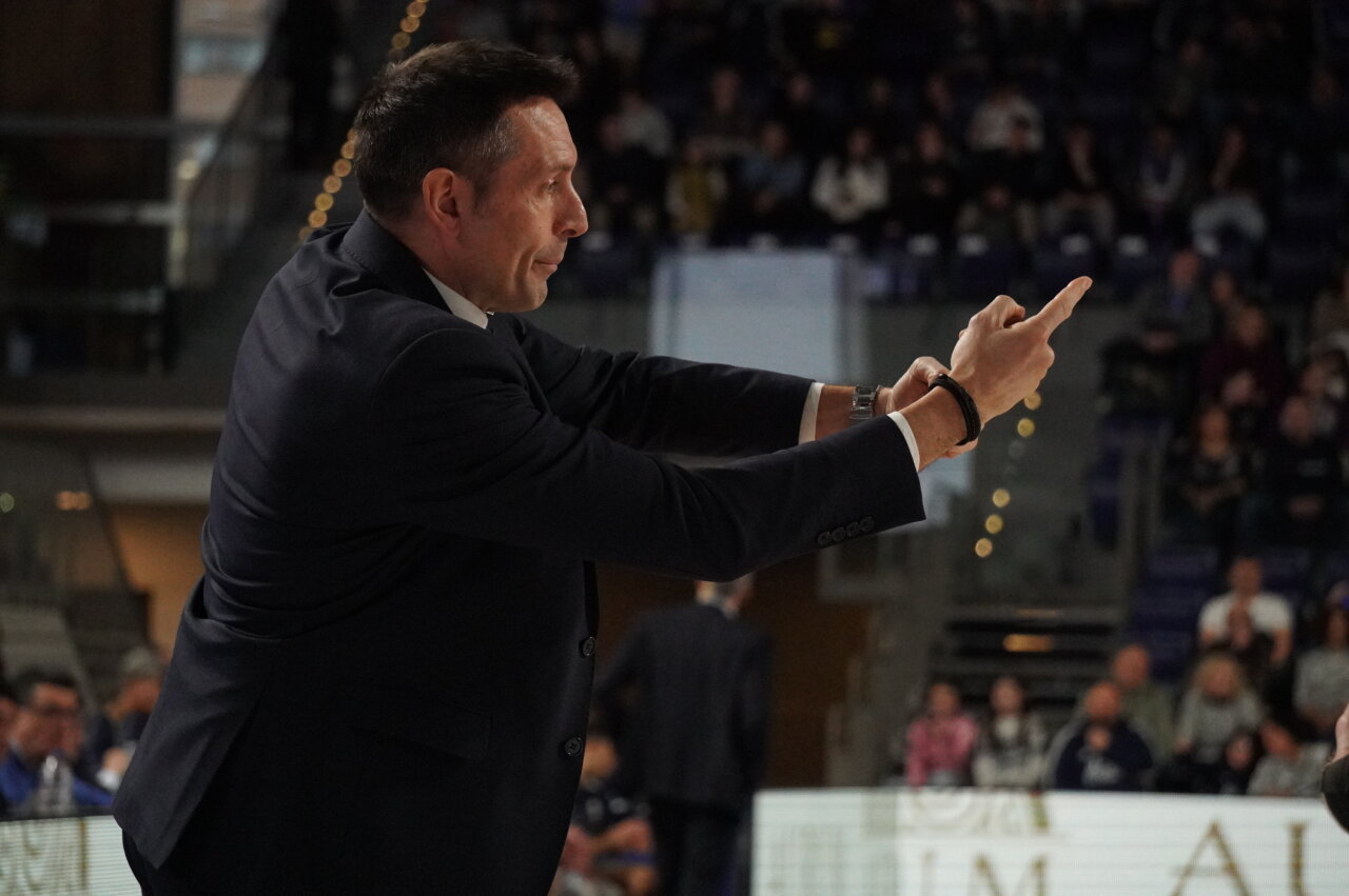 Entrenador dirigiendo al equipo durante un partido de baloncesto