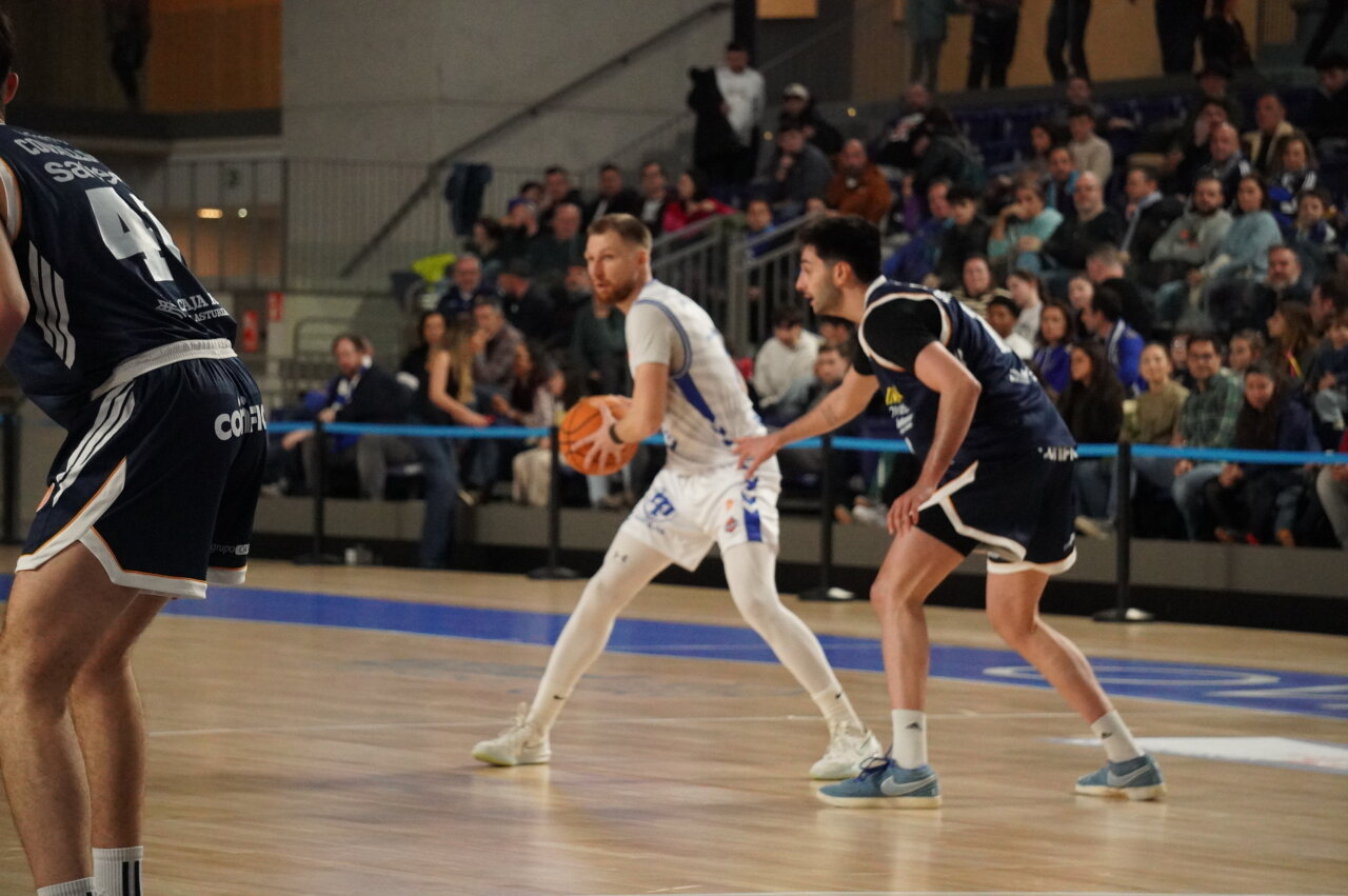 Jugadores de baloncesto en un partido entre Oviedo y Palencia