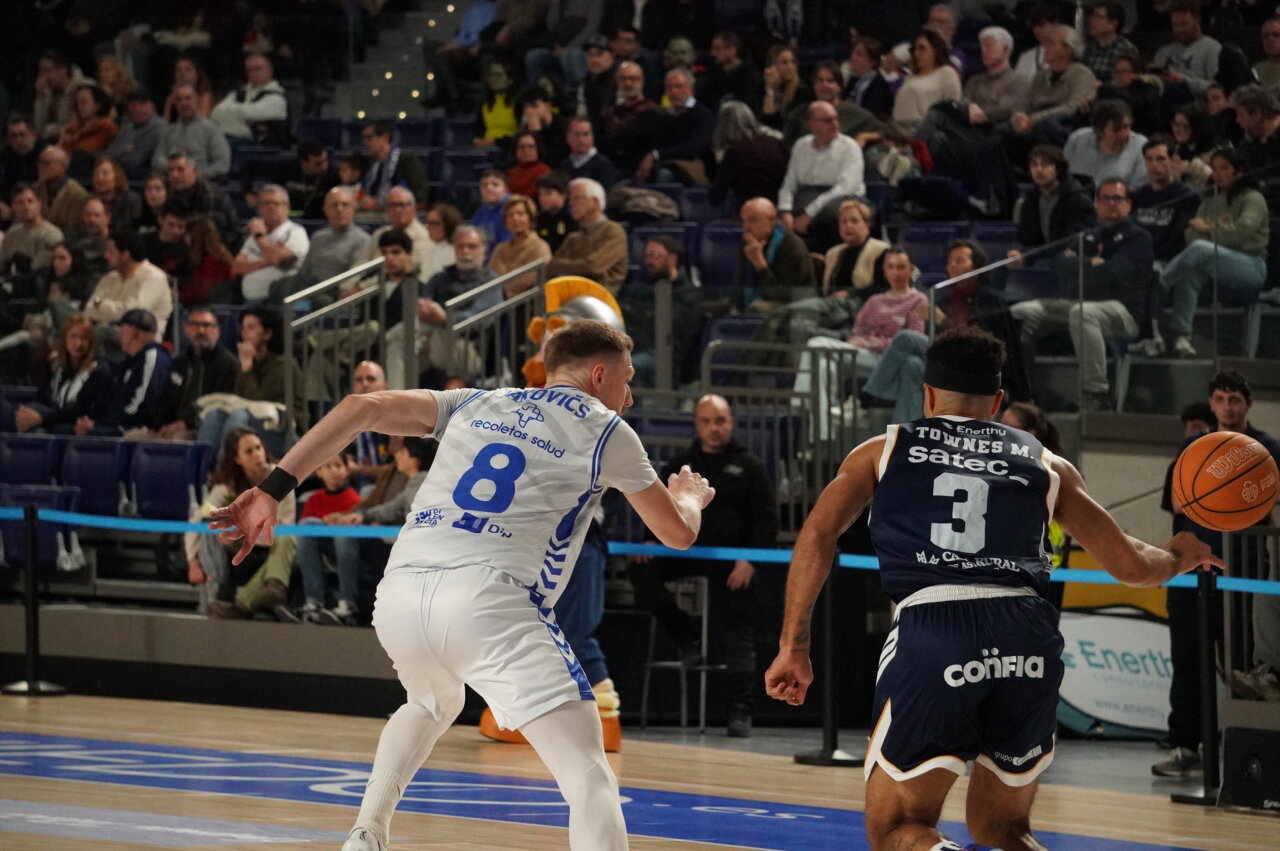 Jugadores de baloncesto en acción durante un partido en Oviedo.