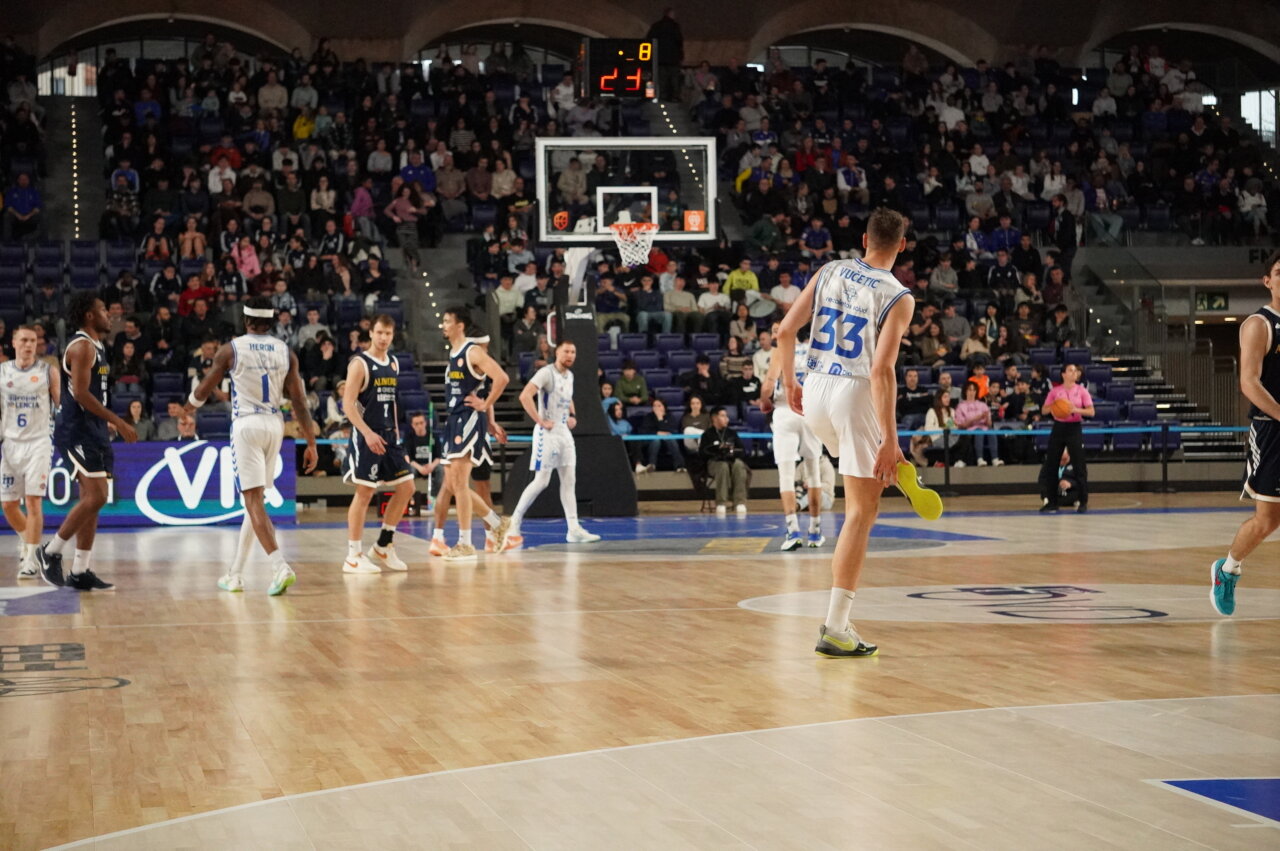 Jugadores de baloncesto en un partido entre Oviedo y Palencia