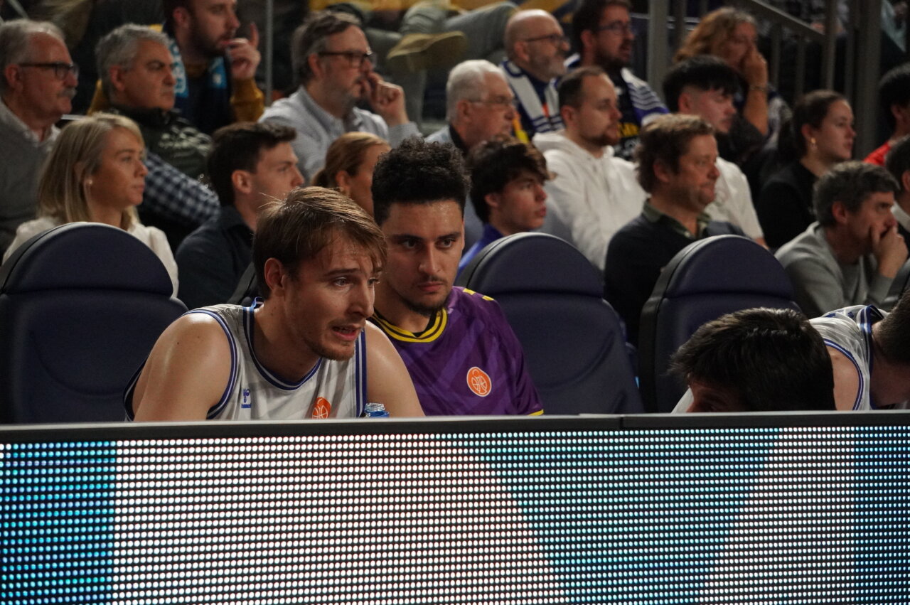 Jugadores del Súper Agropal Palencia en la banca durante un partido de baloncesto