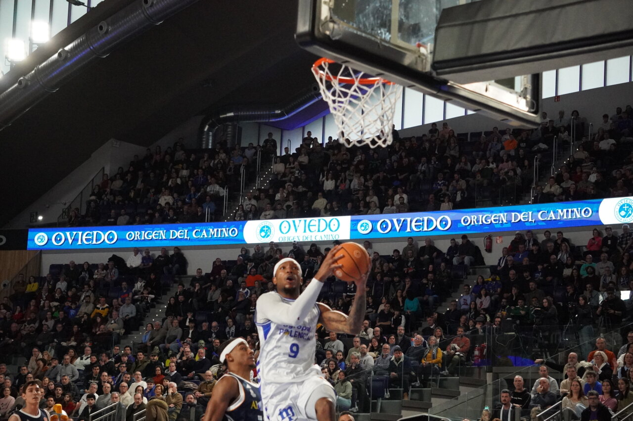 Jugador del Súper Agropal Palencia lanzando a canasta en un partido