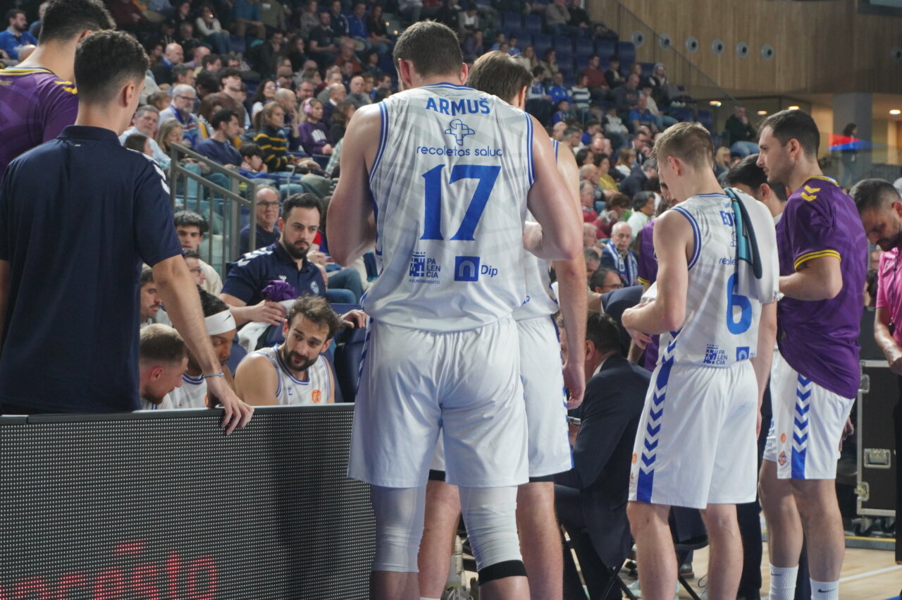 Jugadores del Súper Agropal Palencia en un tiempo muerto durante un partido