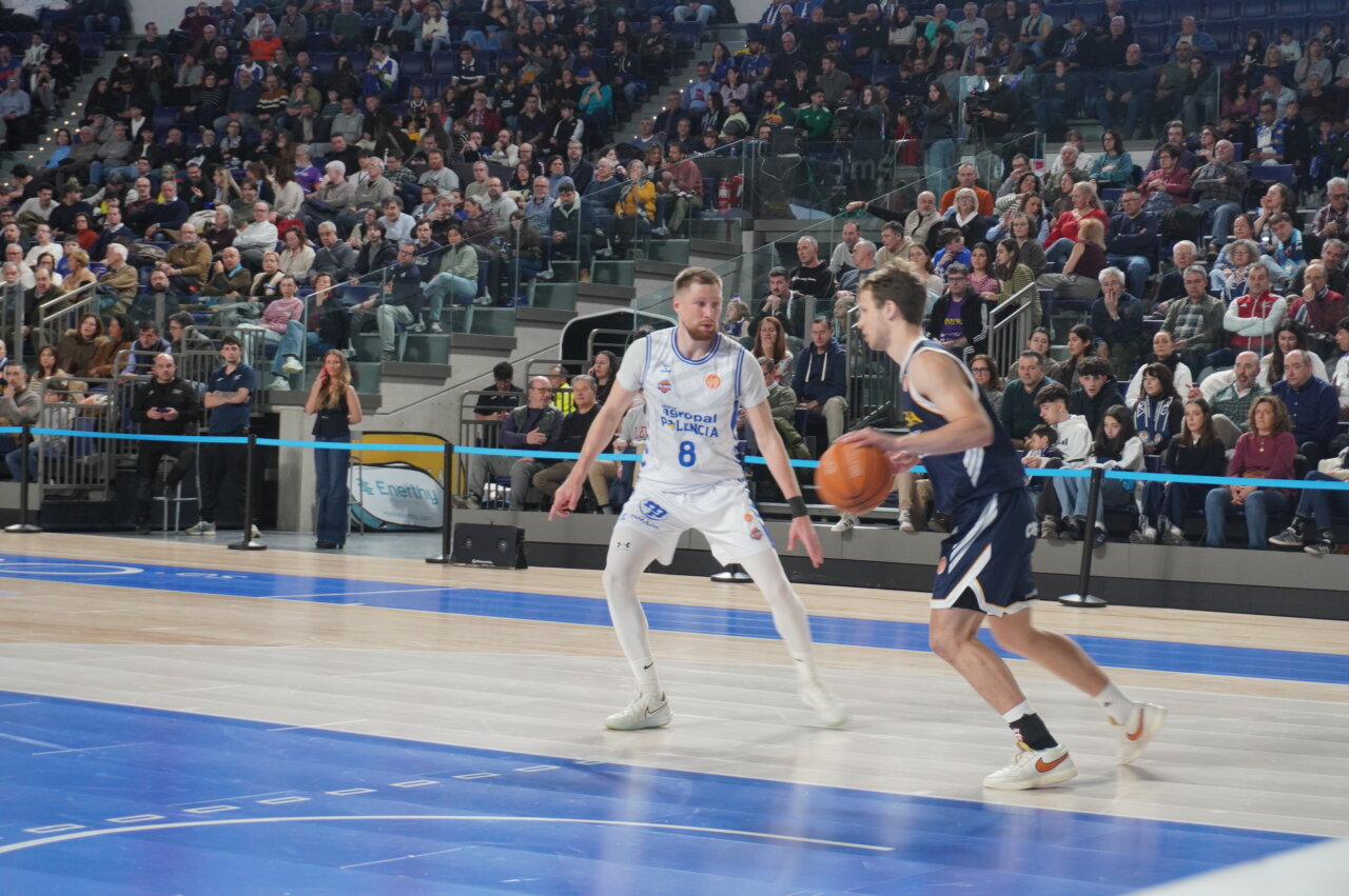 Jugadores de baloncesto en un partido entre Oviedo y Palencia