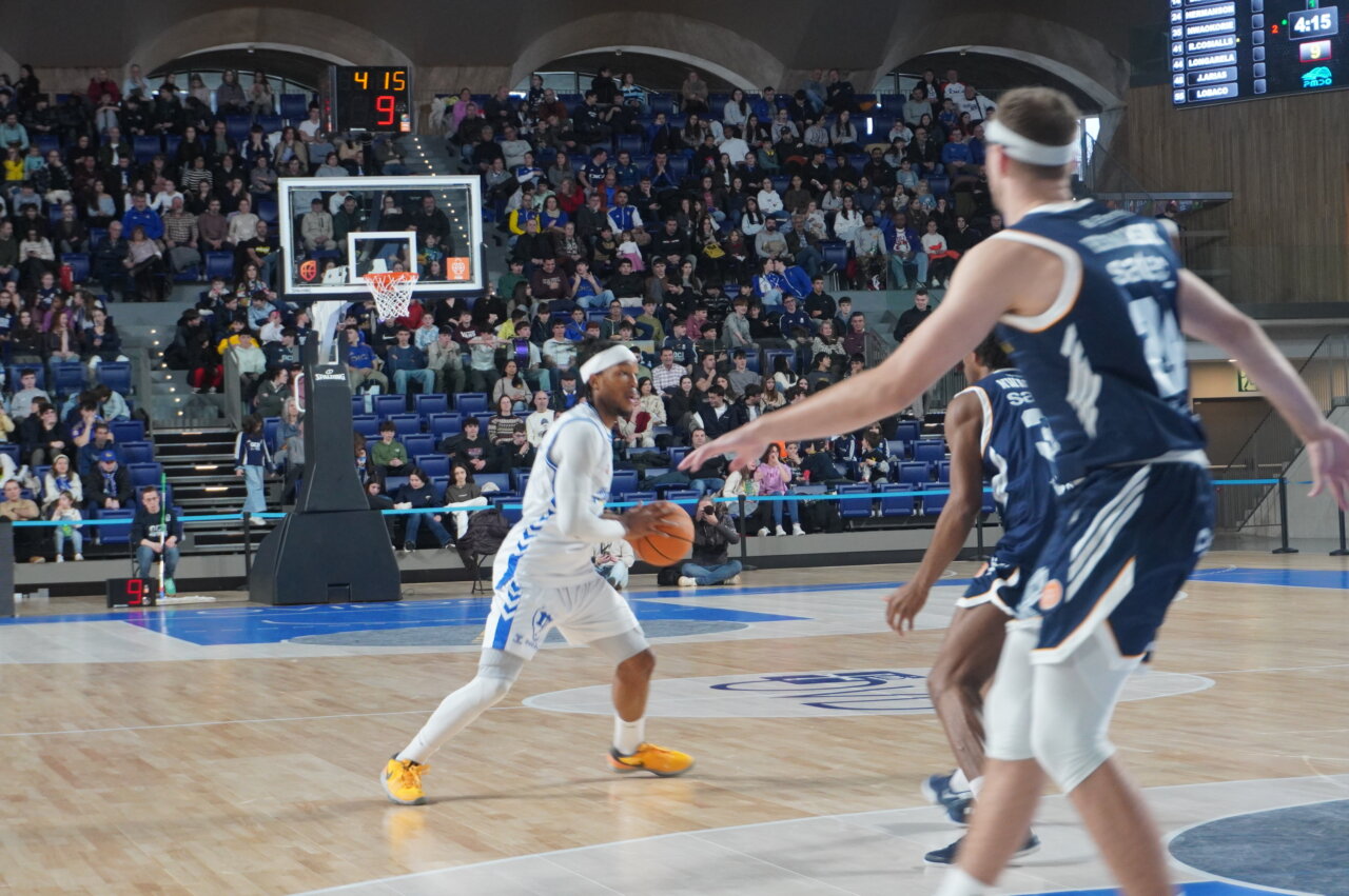 Jugador de baloncesto en acción durante un partido en Palencia
