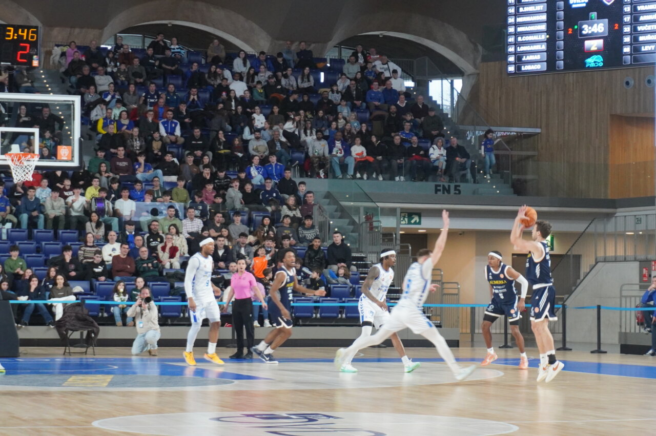 Jugadores de baloncesto en acción durante un partido en Oviedo