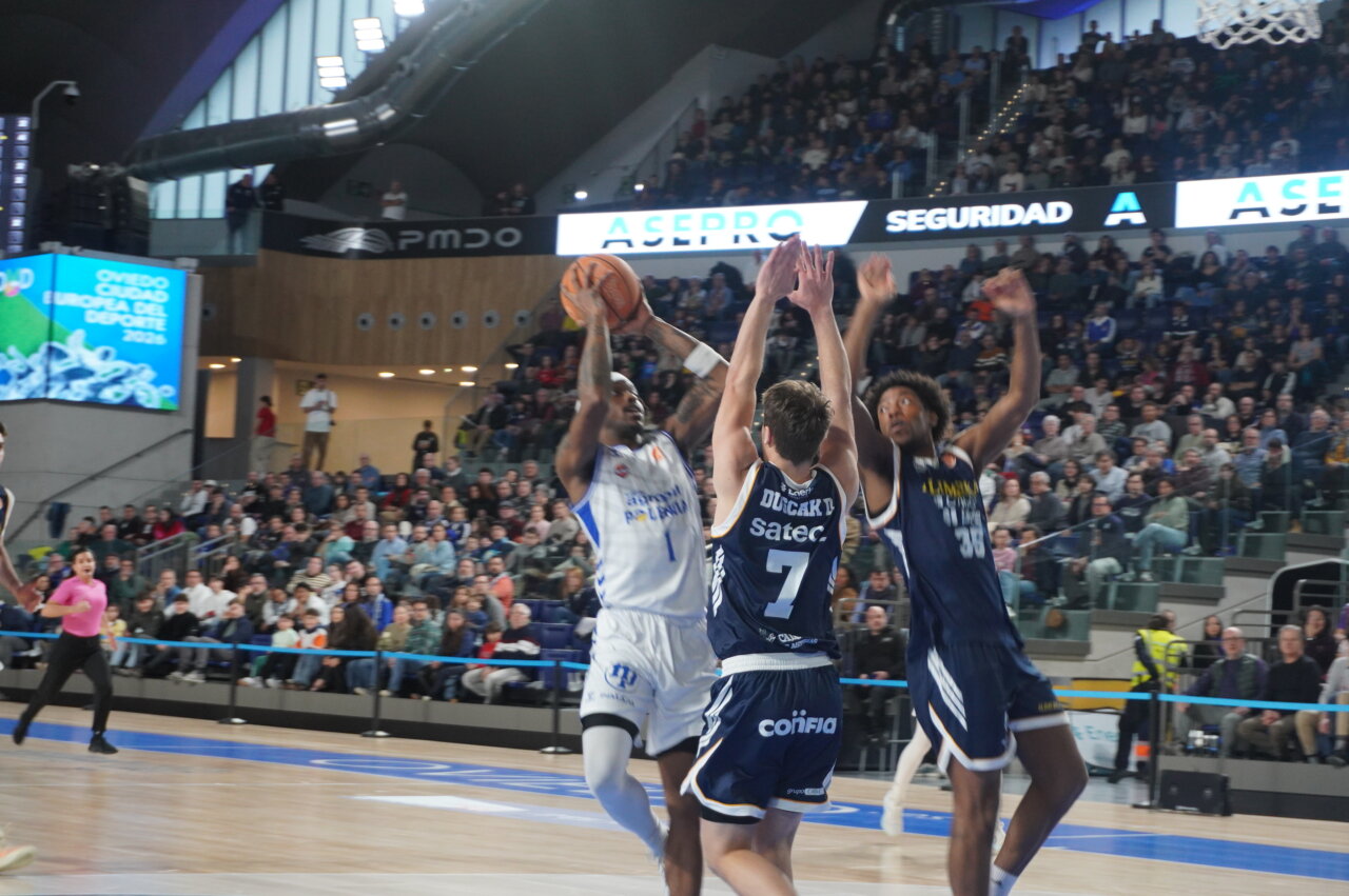 Jugador del Súper Agropal Palencia lanzando a canasta en un partido de baloncesto