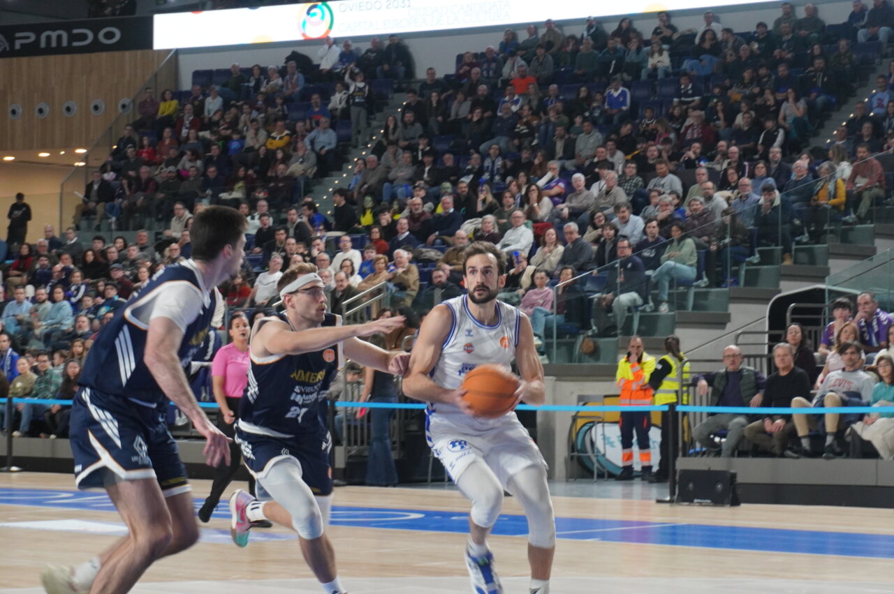 Jugadores de baloncesto en acción durante un partido en Oviedo