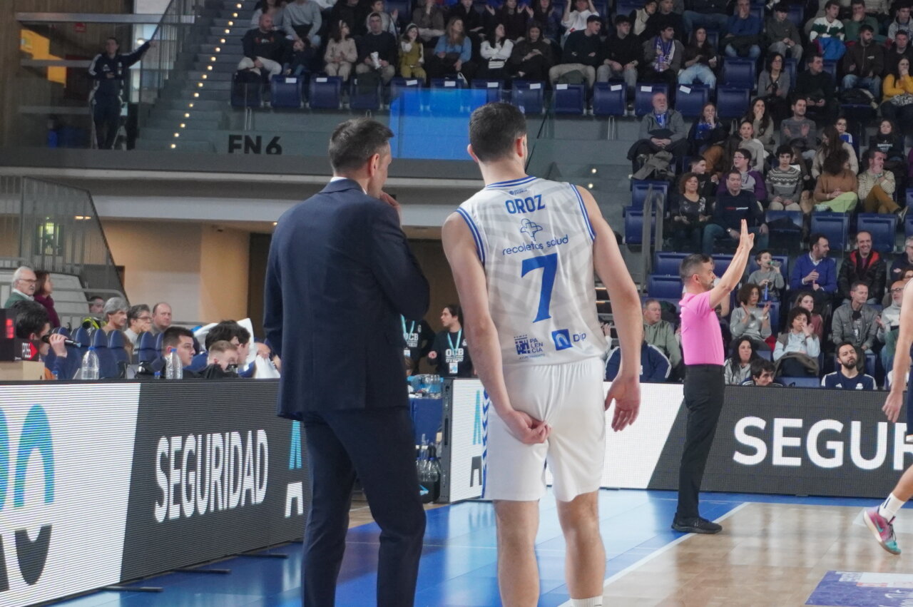 Jugador Oroz del equipo de baloncesto en la cancha durante un partido