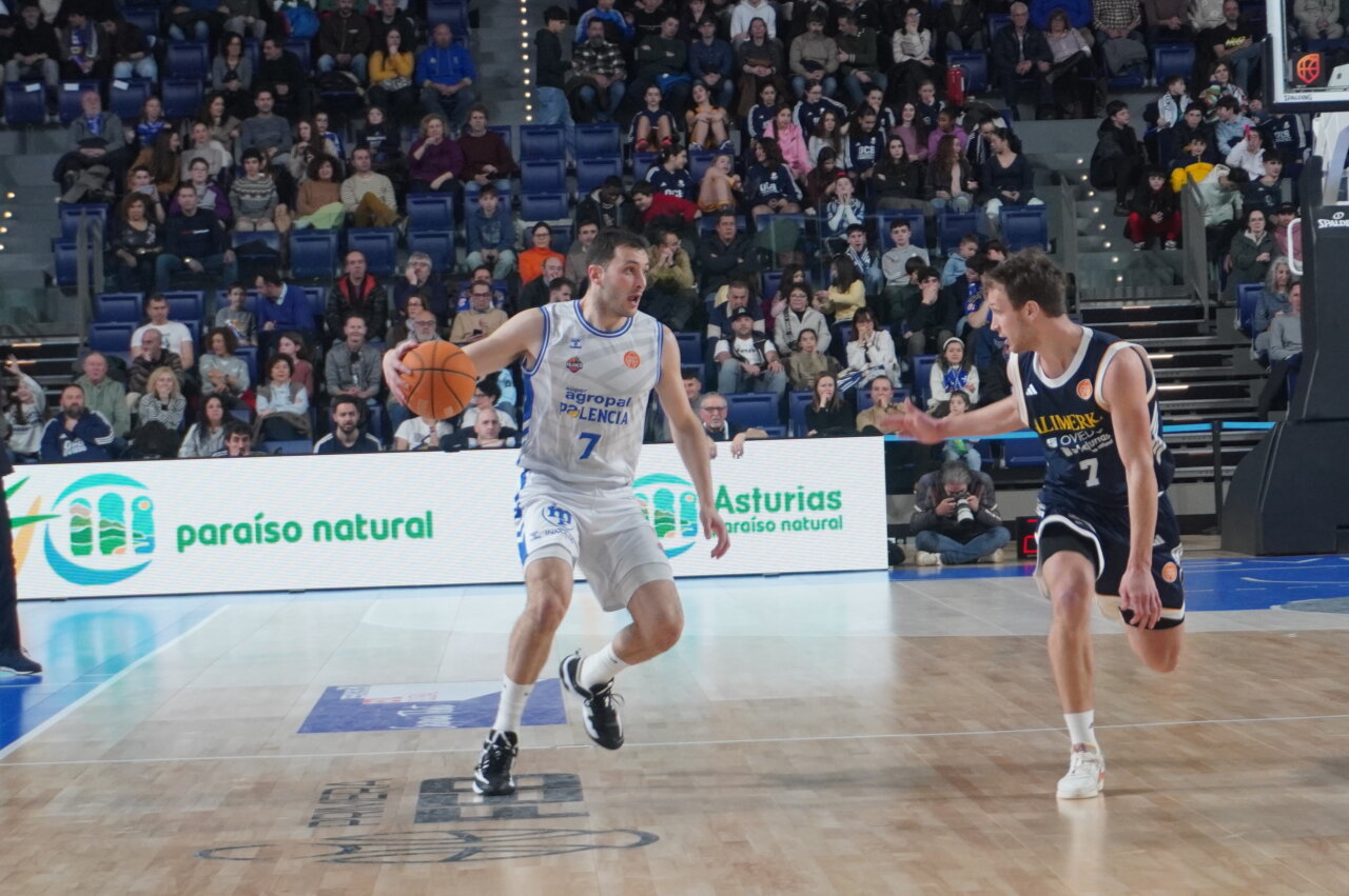 Jugador del Súper Agropal Palencia driblando el balón en un partido de baloncesto