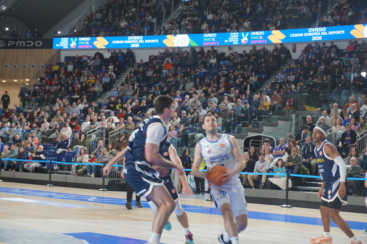 Jugadores de baloncesto en acción durante un partido en Oviedo.