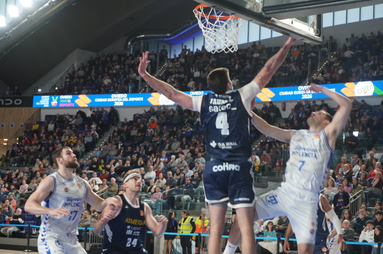 Jugadores de baloncesto compitiendo en un partido en Oviedo