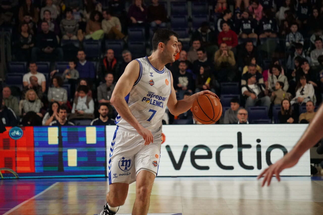 Jugador del Súper Agropal Palencia con balón en un partido de baloncesto