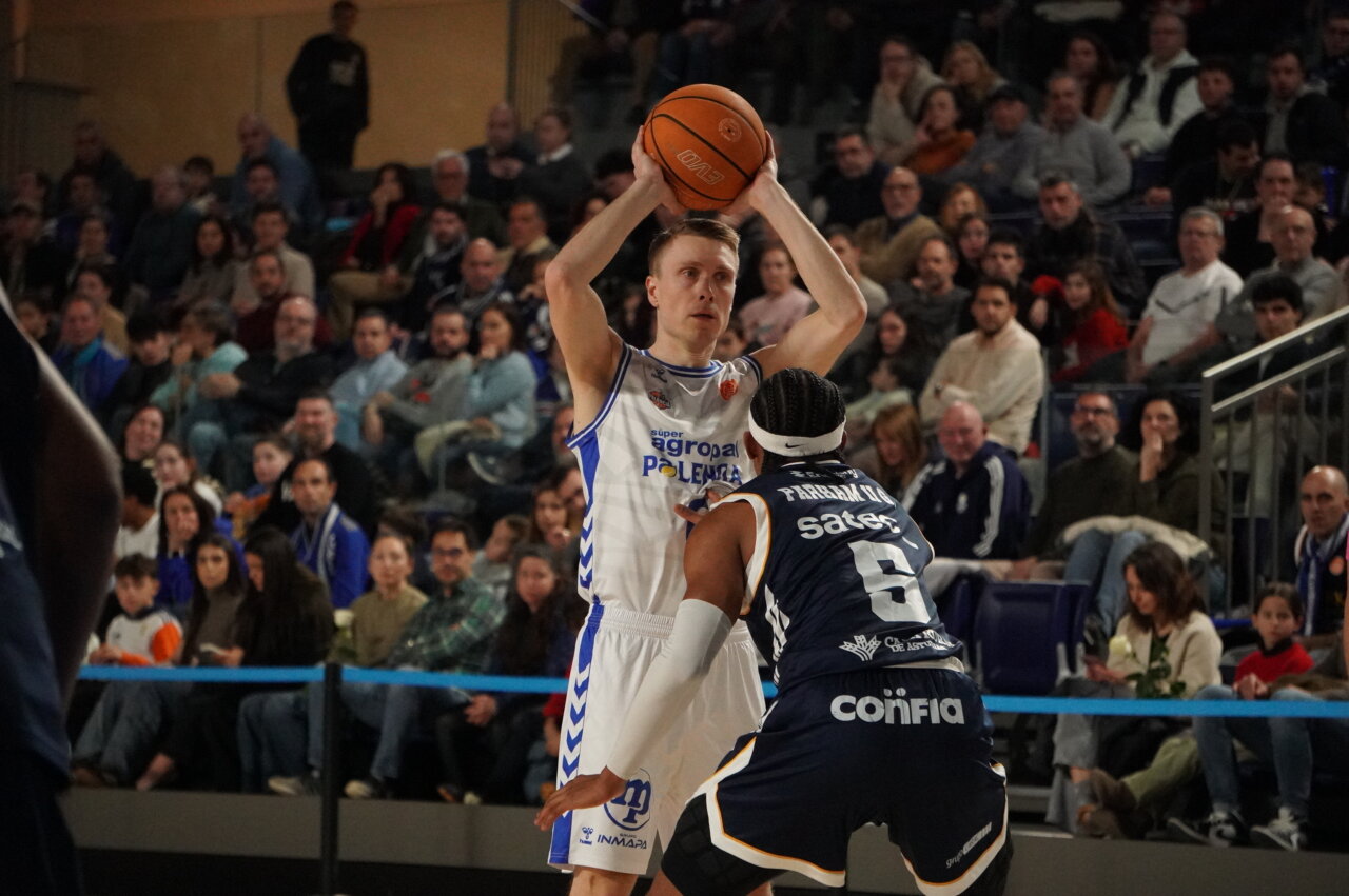 Jugador del Súper Agropal Palencia lanzando a canasta en un partido de baloncesto