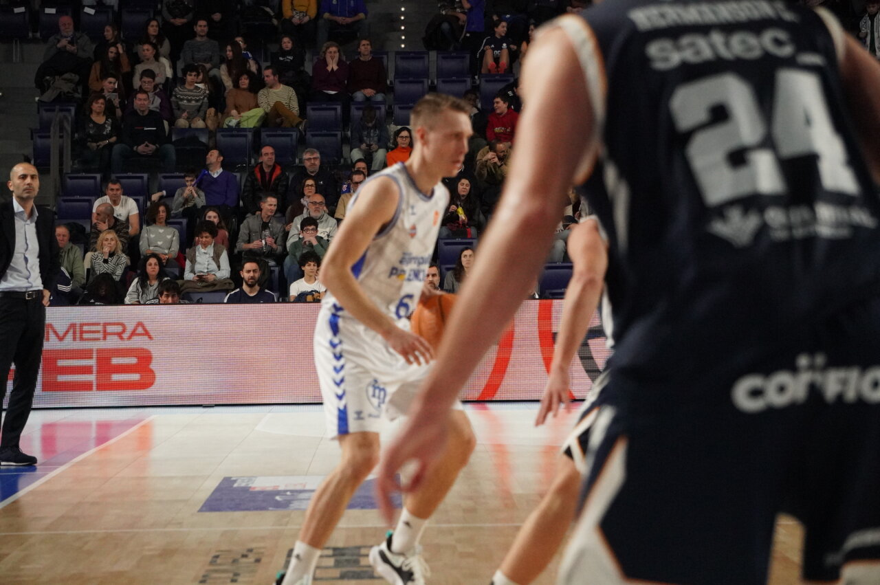 Jugadores de baloncesto en un partido entre Oviedo y Palencia