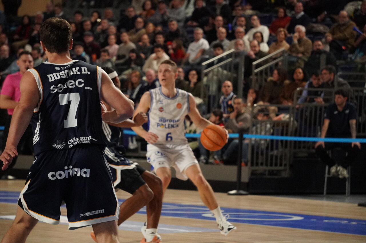 Jugadores de baloncesto en acción durante un partido entre Oviedo y Palencia