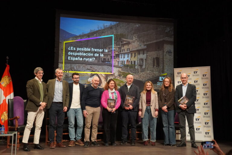 Grupo de personas en un evento sobre despoblación en España rural