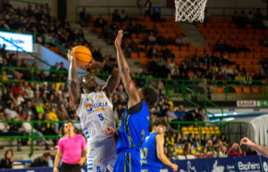Mustapha Heron lanzando a canasta durante un partido de baloncesto