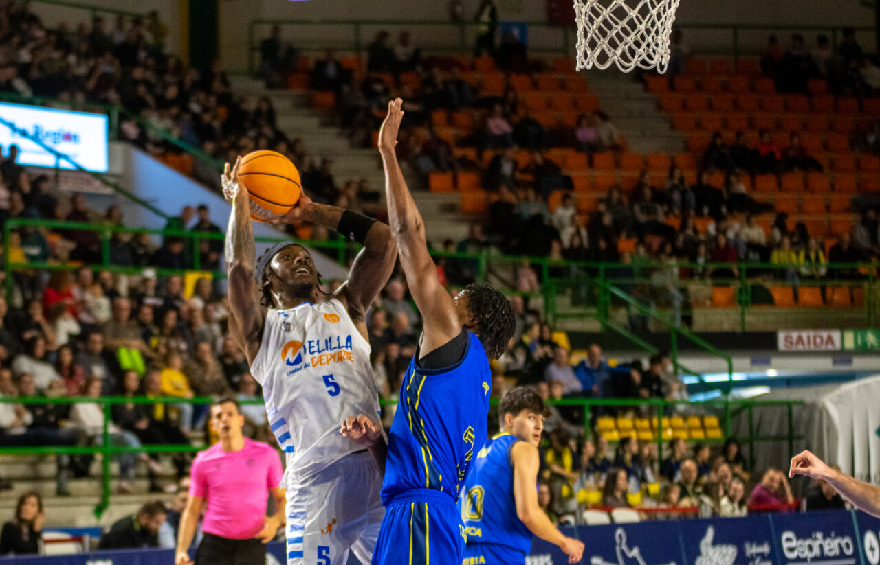 Mustapha Heron lanzando a canasta durante un partido de baloncesto