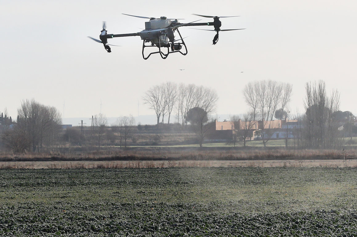 Dron agrícola sobrevolando un campo inundado en Palencia