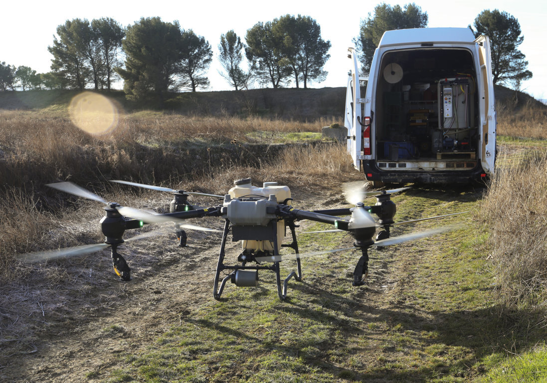 Dron agrícola preparado para aplicaciones en parcelas inundadas