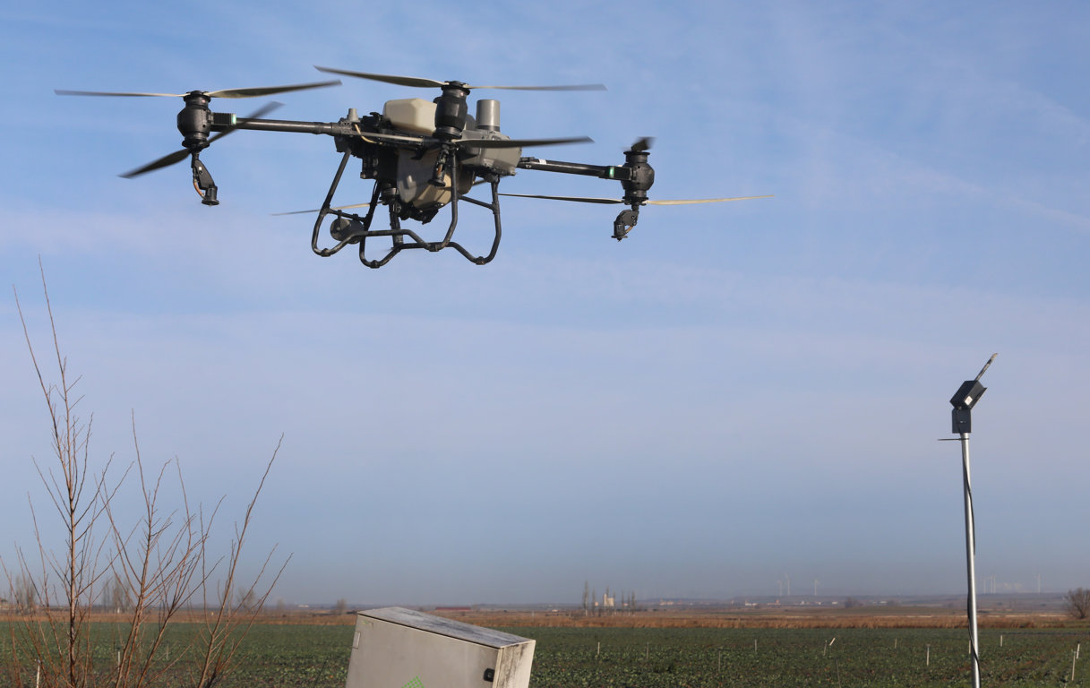 Dron agrícola volando sobre un campo inundado en Palencia