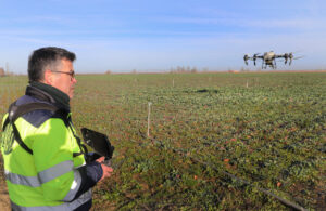 Operador de dron en un campo inundado con cultivos