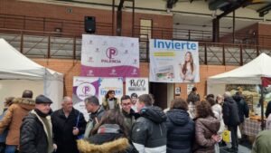 Asistentes en la Feria de las Candelas en Saldaña, Palencia.