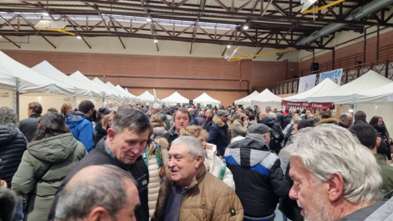 Asistentes en la Feria de las Candelas en Saldaña