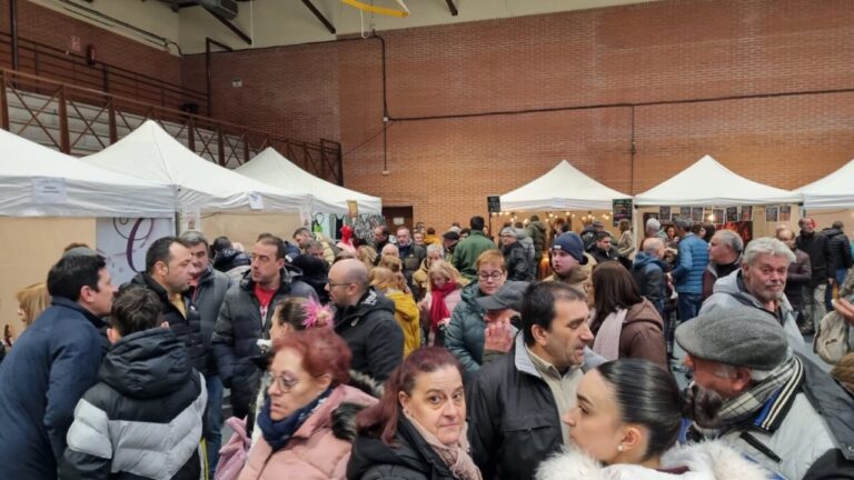 Asistentes en la Feria de las Candelas en Saldaña