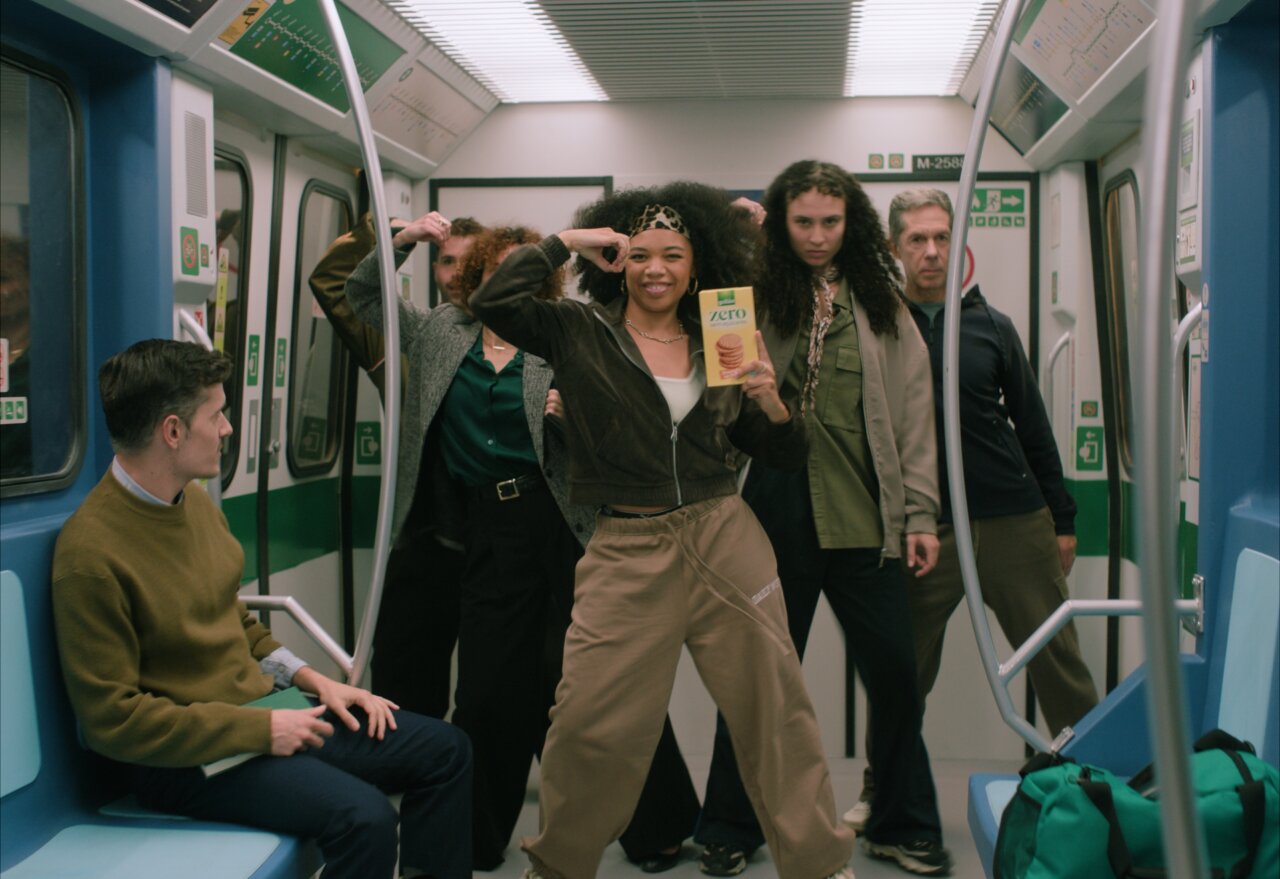 Grupo de personas en un metro sosteniendo galletas Gullón ZERO
