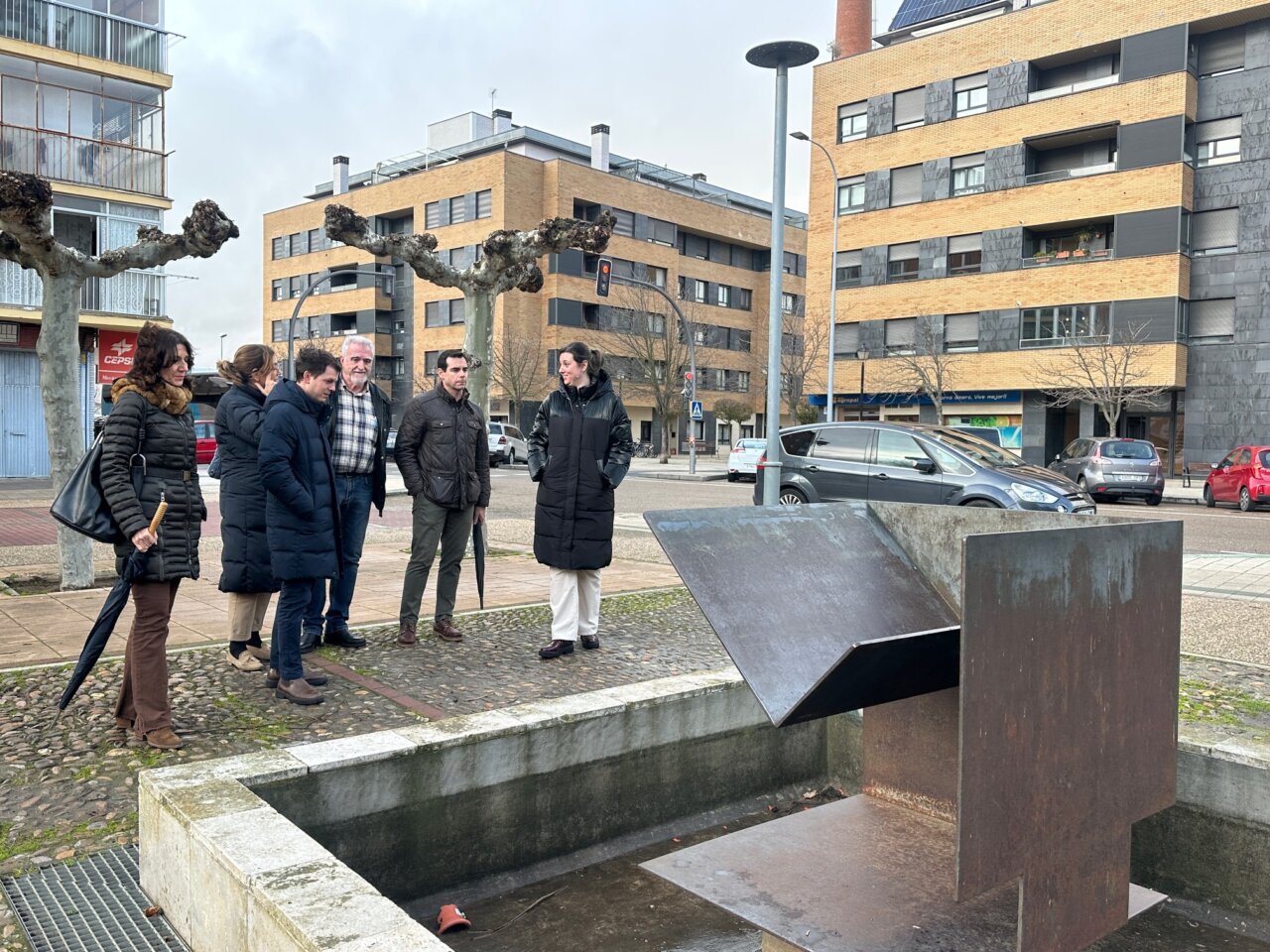 Miembros del Partido Popular visitan el barrio San Antonio en Palencia
