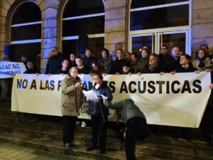Manifestación en Palencia contra las pantallas acústicas con ciudadanos sosteniendo un cartel