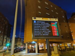 Panel luminoso que muestra la disponibilidad de aparcamiento en Palencia