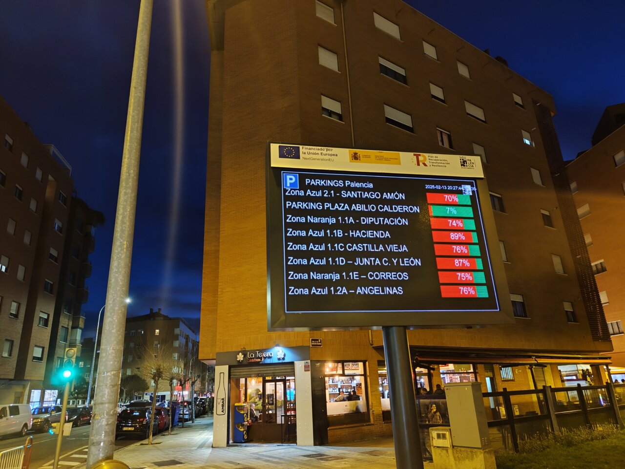 Panel luminoso que muestra la disponibilidad de aparcamiento en Palencia